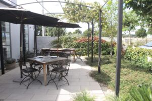 Outdoor eating at Poppies Martinborough. PHOTO/CHELSEA BOYLE