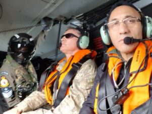 Ron Mark in the NH90 helicopter with Major General Tim Gall. PHOTO/SUPPLIED